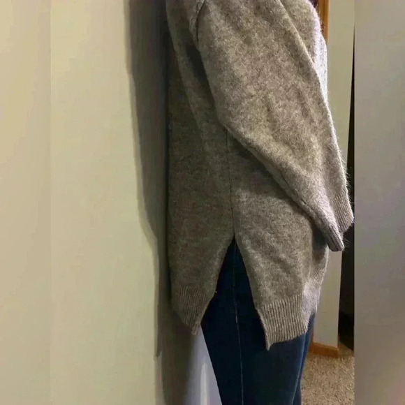 Grey women’s sz M boxy sweater, warm, cozy, see pics - Picture 2 of 8